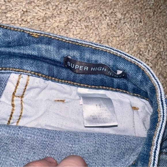 #109 🥀 Kendall & Kylie Jean Shorts - Picture 5 of 7